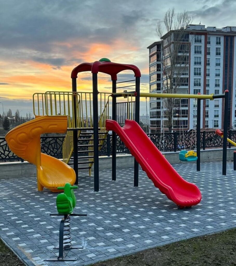 Çocuklar için güvenli ve eğlenceli oyun alanları oluşturmak, her ebeveynin ve belediyelerin en önemli önceliklerinden biridir. Çocuk parkları, miniklerin fiziksel ve zihinsel gelişimleri için büyük bir rol oynar.