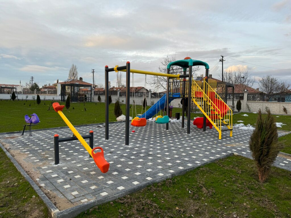 Ankara İvedik OSB'de yer alan SS Park Bahçe, çocuk parkı ekipmanları imalatında uzmanlaşmış bir firmadır. Çocukların güvenli ve eğlenceli vakit geçirebileceği alanlar oluşturmayı hedefleyen firmamız, yüksek kaliteli ve dayanıklı ürünler sunarak sektörde adını duyurmuştur.