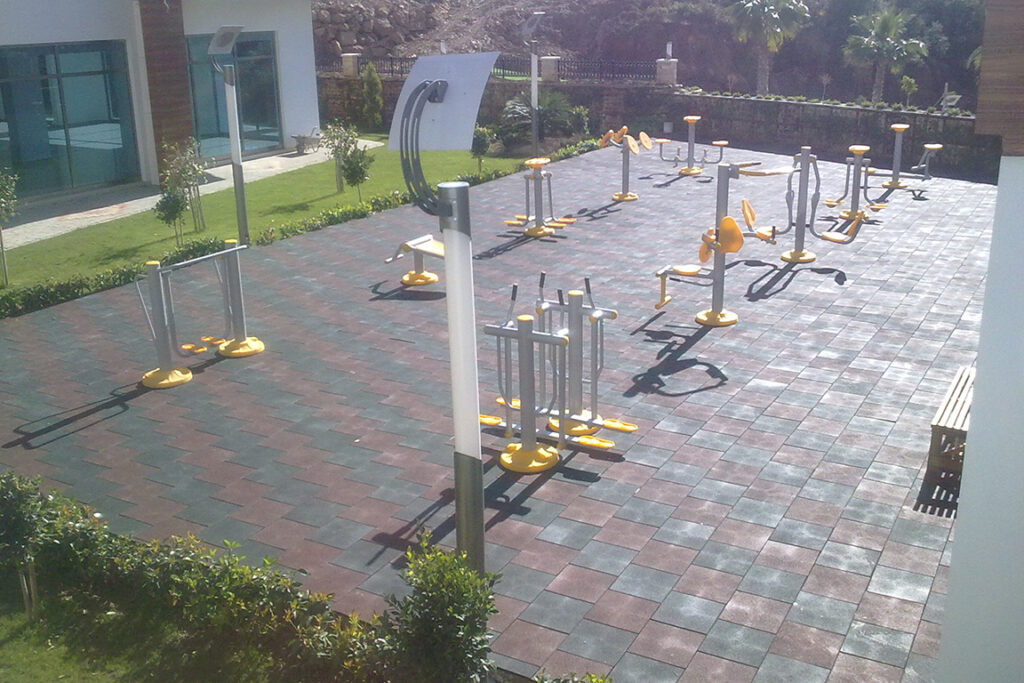 Günümüzün yoğun yaşam temposunda, sağlıklı bir yaşam sürdürmek için spor yapmak vazgeçilmez bir ihtiyaç haline geldi. Ancak, kapalı spor salonlarına gitmek her zaman mümkün olmayabiliyor. Bu noktada, dış mekan fitness spor aletleri büyük bir kolaylık ve motivasyon kaynağı olarak öne çıkıyor.