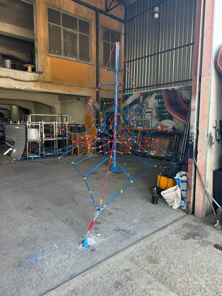 Çocuklar için fiziksel aktivite ve eğlenceyi bir arada sunan park ipli tırmanma oyunu, oyun alanlarının vazgeçilmez bir parçasıdır. Dayanıklı yapısıyla uzun ömürlü kullanım sunarken, çocukların güvenliği ve eğlencesi için özel olarak tasarlanmıştır.